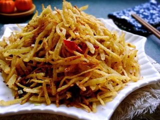 1、干煸土豆丝,来张成品图！是不是很诱人哈！