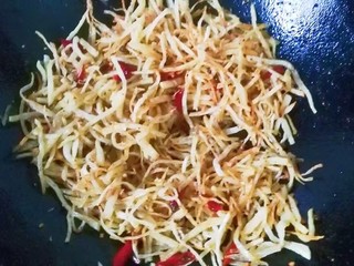 4、干煸土豆丝,然后调入适量椒盐和少许白糖翻炒均匀，最后洒葱花炒匀起锅；