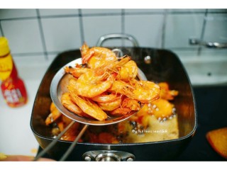 3、麻辣干锅虾,炸好的虾捞出沥干油备用