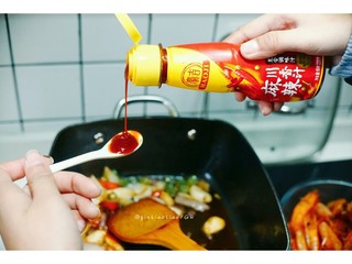 8、麻辣干锅虾,放入豪吉麻辣川香汁