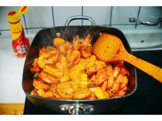 12、麻辣干锅虾,翻炒均匀