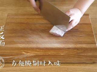 2、红烧带鱼12m+,首先，把清洗干净的带鱼段正反面斜划几刀，方便腌制的时候入味~