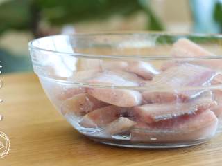 3、红烧带鱼12m+,用手抓匀，腌10分钟左右就可以了~