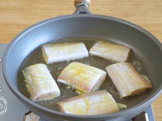 5、红烧带鱼12m+,热锅倒油，七八分热的时候，放入带鱼段，煎熟定型~