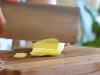 8、红烧带鱼12m+,葱切段，姜切片~