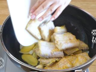 11、红烧带鱼12m+,倒入带鱼段~