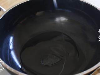 9、红烧带鱼12m+,锅里倒油，放入葱段、姜片翻炒爆香~