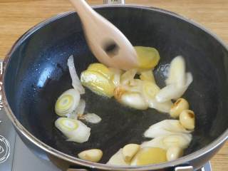 10、红烧带鱼12m+,锅里倒油，放入葱段、姜片翻炒爆香~