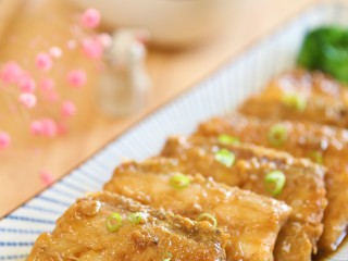 13、红烧带鱼12m+,红烧带鱼大功告成！年夜饭上你家的菜品齐了嘛？数一数整整七道大菜！你学会了几道呢？明儿就大年三十了，年前花姐就陪你们到这了，学起来！做起来！晒起来！透露一下，色香味具佳的肯定有奖！提前拜个年哈！咱们年后见！