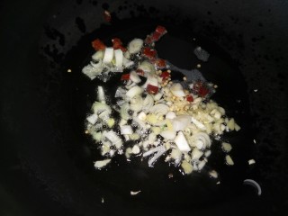 7、醋溜白菜,锅中加油烧热,放入葱花,辣椒段,姜末和蒜末炒香。