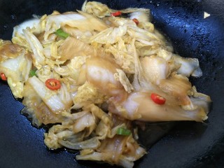 10、醋溜白菜,倒入事先调好的料汁翻炒均匀即可出锅。