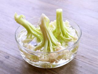 1、干锅菜花,菜花头部向下浸泡在淡盐水中约十五分钟左右。