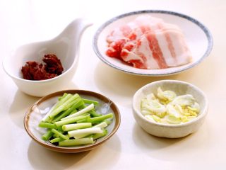 2、干锅菜花,五花肉切薄片；葱姜蒜改刀；香葱洗净切成段。