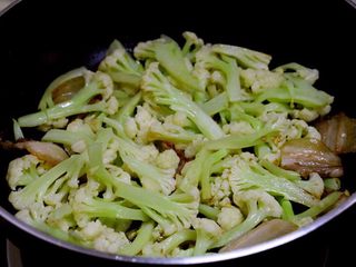6、干锅菜花,接着放入菜花，不停地小火翻炒，不能加水。