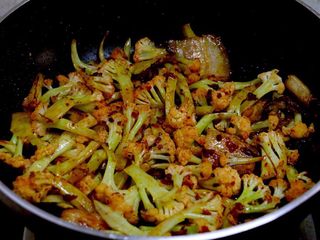 8、干锅菜花,炒出红油以后，翻炒菜花，炒匀，动作要快。