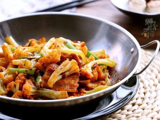 10、干锅菜花,天冷时，可以支个小酒精炉边加热边吃。