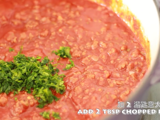 8、千层面,接着加入2汤匙意大利香莞 ，拌匀，盖上锅盖，转小火煮1.5小时，并不时搅拌