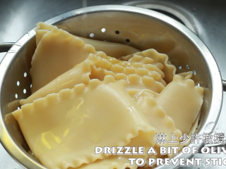 10、千层面,盛出沥干水后，淋上少许橄榄油防黏