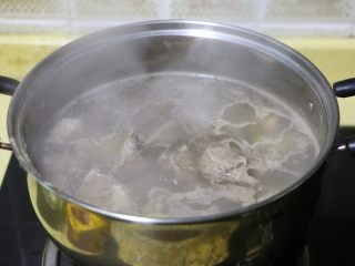 5、胡萝卜土豆炖牛肉,水开后继续焯2、3分钟捞出