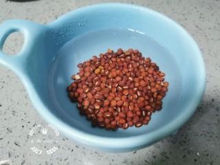 1、南瓜汤圆,准备红豆浸泡过夜