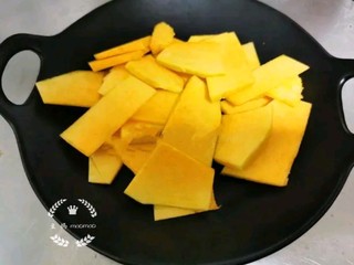 2、南瓜汤圆,南瓜去皮切片