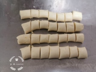 6、南瓜汤圆,搓成长条，分成均匀大小的剂子