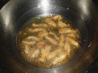 8、#糖醋菜# 韩式糖醋肉,炸制表面金黄后捞出沥油