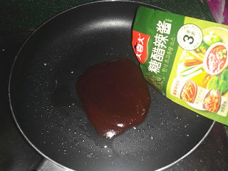 9、#糖醋菜# 韩式糖醋肉,另起锅，加热后放油，再倒入韩式糖醋辣酱