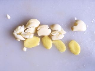 5、干锅鸡肉烩,将大蒜掰为小瓣后去皮洗净拍碎，生姜去皮切片