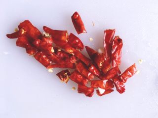 6、干锅鸡肉烩,将红尖椒洗净切开，红辣椒洗净切块