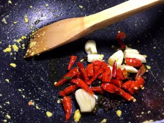 10、干锅鸡肉烩,锅里放入生姜，和红尖椒爆香