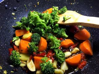 13、干锅鸡肉烩,将西兰花洗净去蒂后切小朵放入锅中