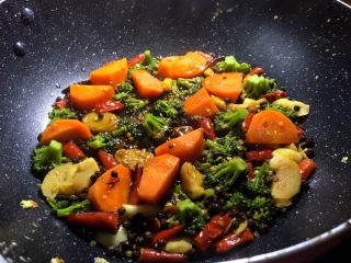 14、干锅鸡肉烩,锅里放一碗水，大火盖上锅盖焖干，这时候的胡萝卜就基本熟了