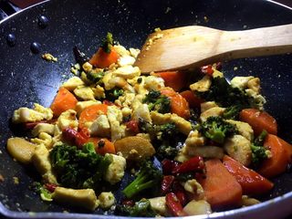 15、干锅鸡肉烩,加入之前炒过的鸡胸肉入锅