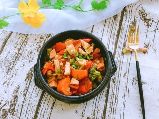 18、干锅鸡肉烩,在煲仔碗里洋葱垫底将鸡肉倒入碗中即可食用