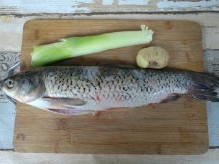 1、这样做鱼好吃入味不腥气~,准备材料，鱼开膛去腮清理干净。