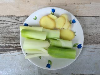 2、这样做鱼好吃入味不腥气~,葱切小段，姜切片。