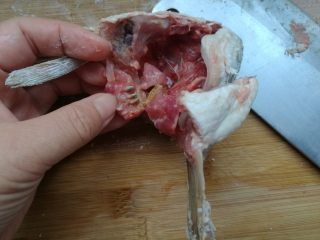 4、这样做鱼好吃入味不腥气~,鱼头去掉鱼牙，切开头部有2个像牙齿样的就是鱼牙了。