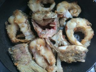 7、这样做鱼好吃入味不腥气~,坐锅放油，油热放鱼块煎成金黄色出锅待用。