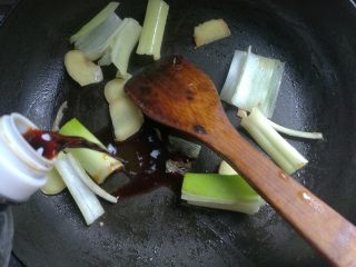 8、这样做鱼好吃入味不腥气~,锅留少许油，放入葱姜煸炒出香味。