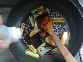 9、这样做鱼好吃入味不腥气~,倒入生抽、老抽、料酒。