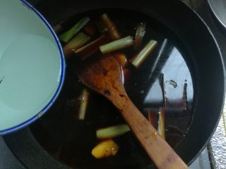 10、这样做鱼好吃入味不腥气~,加入水适量，大概能没过鱼块即可。