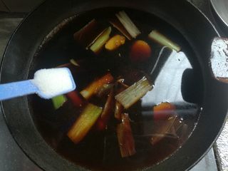 11、这样做鱼好吃入味不腥气~,加入盐2小勺。