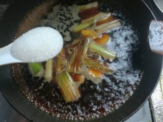 12、这样做鱼好吃入味不腥气~,加入糖1大勺。