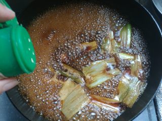 13、这样做鱼好吃入味不腥气~,加入胡椒粉少许。