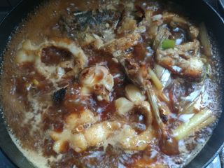 14、这样做鱼好吃入味不腥气~,烧开后下入鱼块，转小火慢炖15——20分钟即可，最后汤多开大火收汁。