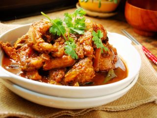 15、这样做鱼好吃入味不腥气~,出锅装盘。