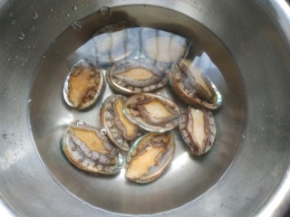 1、鲍鱼捞饭,鲍鱼洗净，还在吐泡泡