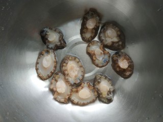 3、鲍鱼捞饭,去掉后面的内脏，洗干净