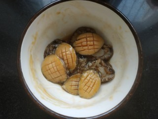 6、鲍鱼捞饭,搅拌均匀腌制一会儿